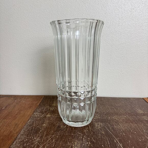 Vintage 1986 FTDA crystal clear glass vase with ribbed and flared design - Picture 7 of 7
